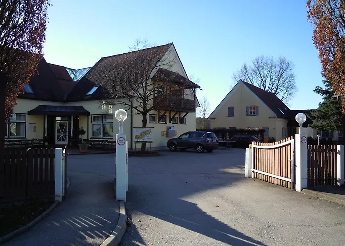 Ferienhaus Bad Waltersdorf منتزه العطل 4*